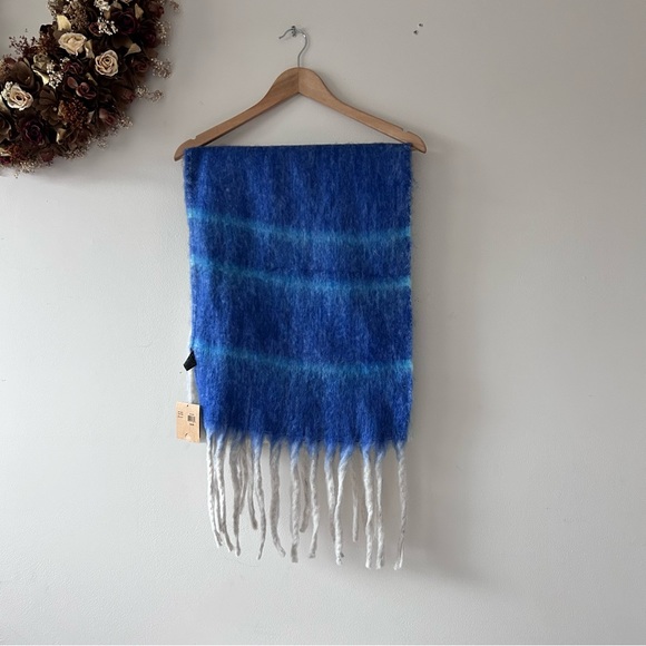 JUST COZY | Luxurious Bouclé Scarf - Picture 7 of 9